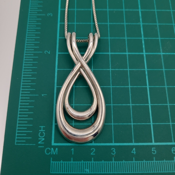 Chic Silver Pendant Necklace - Picture 4 of 9